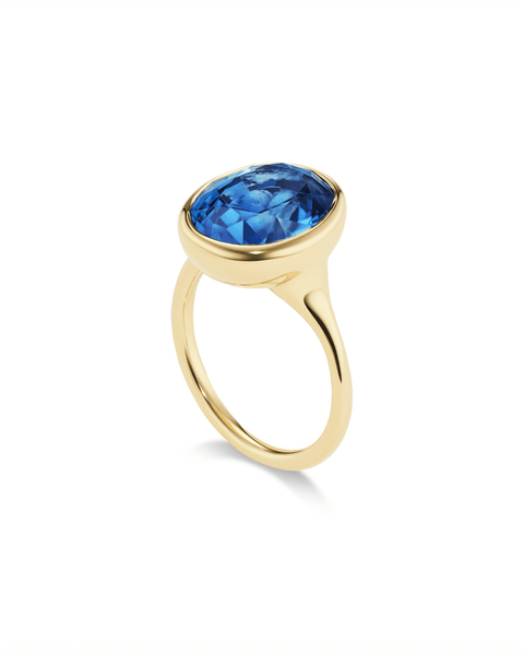 Oval Montana sapphire ring with sculptural gold setting side view